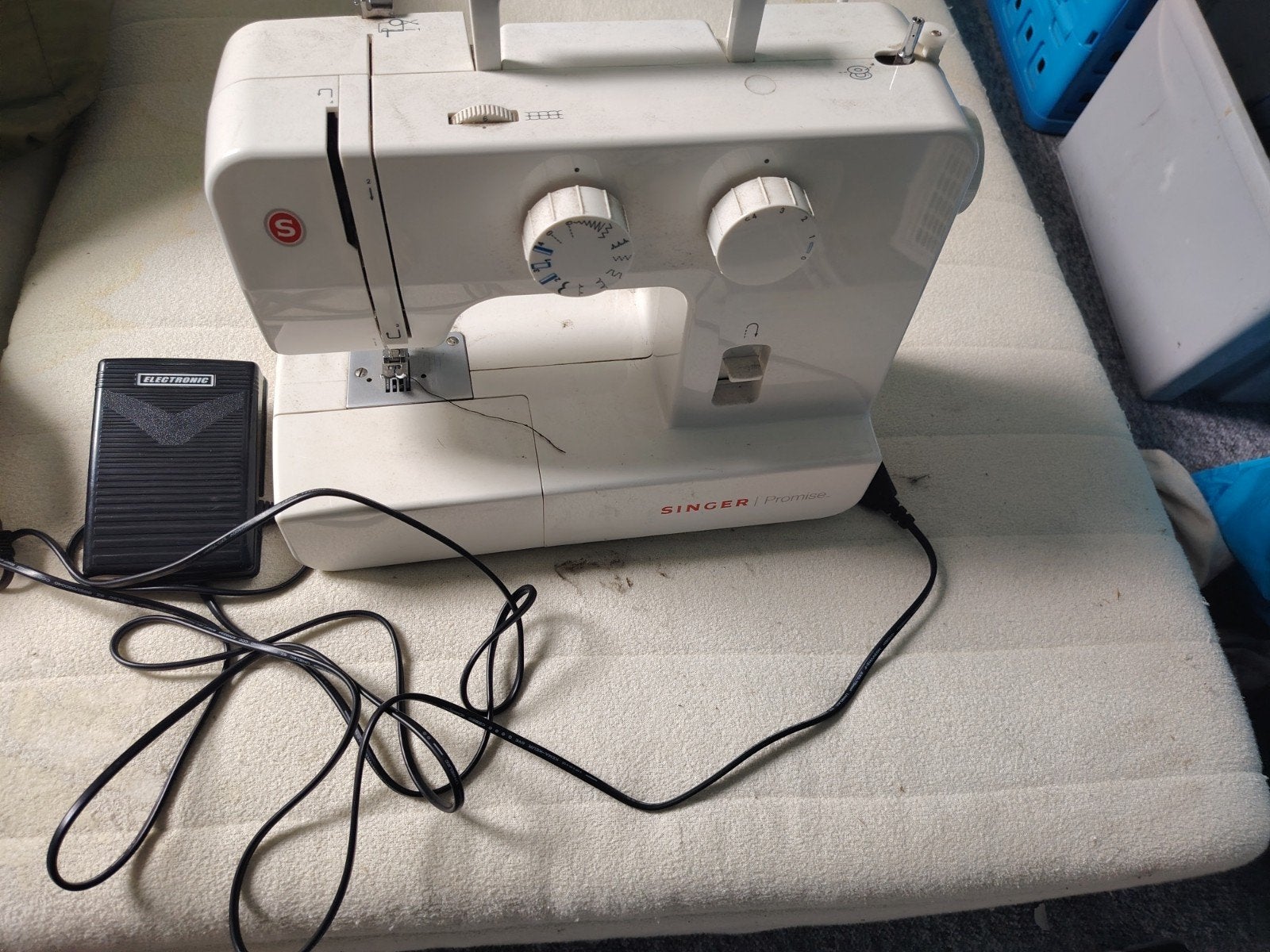 Singer naaimachine - Wit, compleet met pedaal, Ophalen, Zo goed als nieuw, Naaimachine, Singer