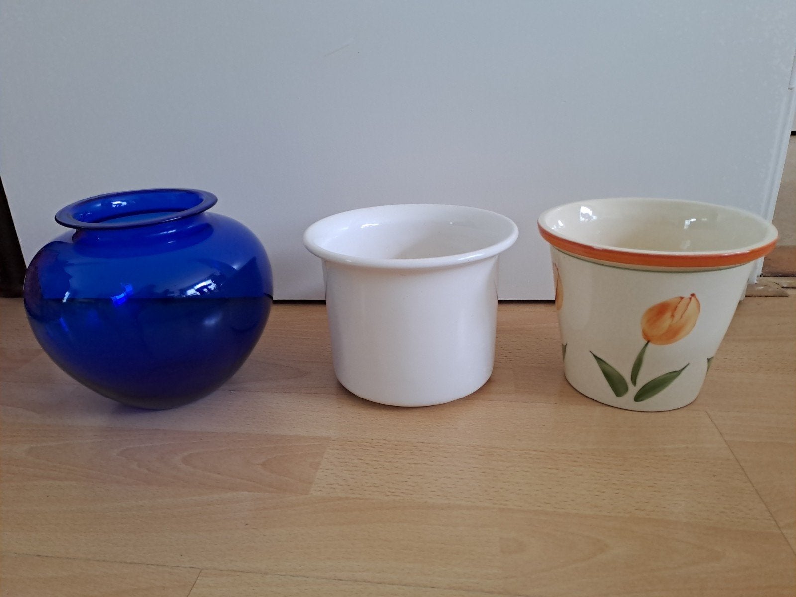 Set v 3 vazen/potten: blauw glas, wit keramiek, bloemenprin, Ophalen of Verzenden, Meerkleurig, Met patroon/structuur, Glas