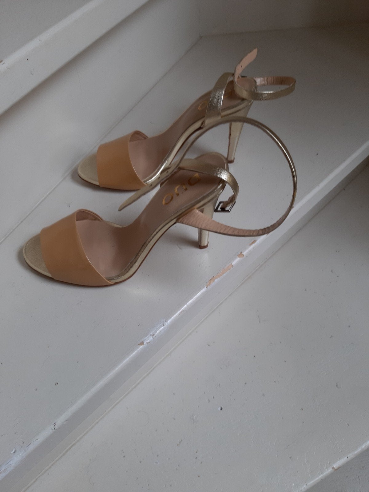 Nieuwe hakken goudkleurig leer maat 38, Ophalen of Verzenden, Nieuw, Overige kleuren