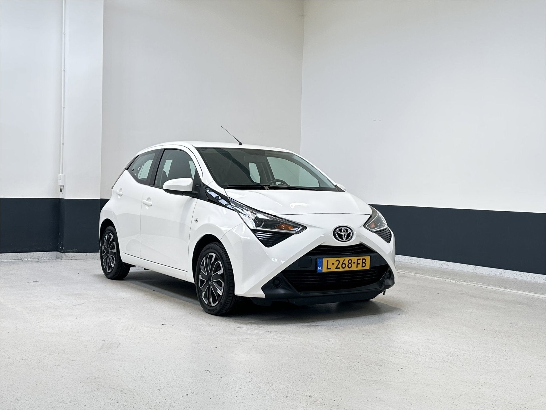 Toyota Aygo 1.0 VVT-i x-play limited | NL | 1 Eig | Carplay/, Stof, Gebruikt, 4 stoelen, Wit