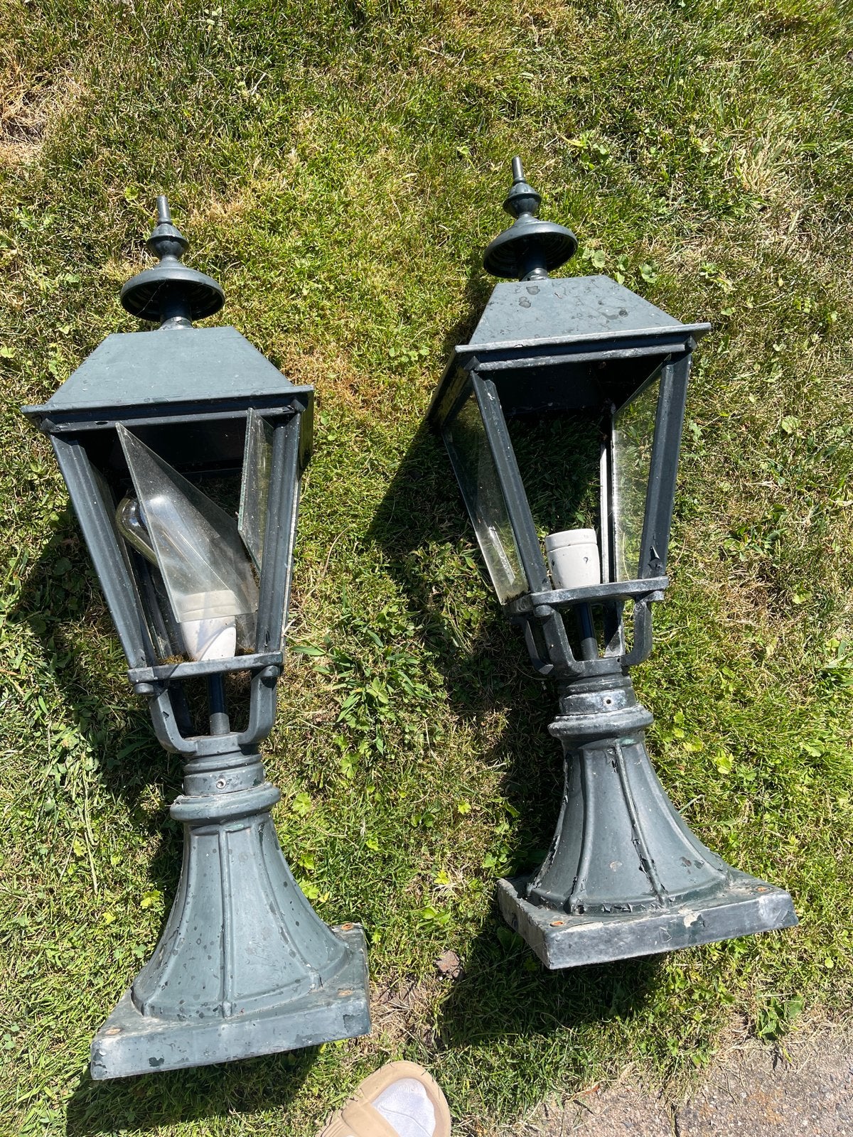 2 ijzeren buitenlampen - Gebruikt, mist 1 glas, Tuin en Terras, Ophalen, Gebruikt, IJzer, Wandlamp