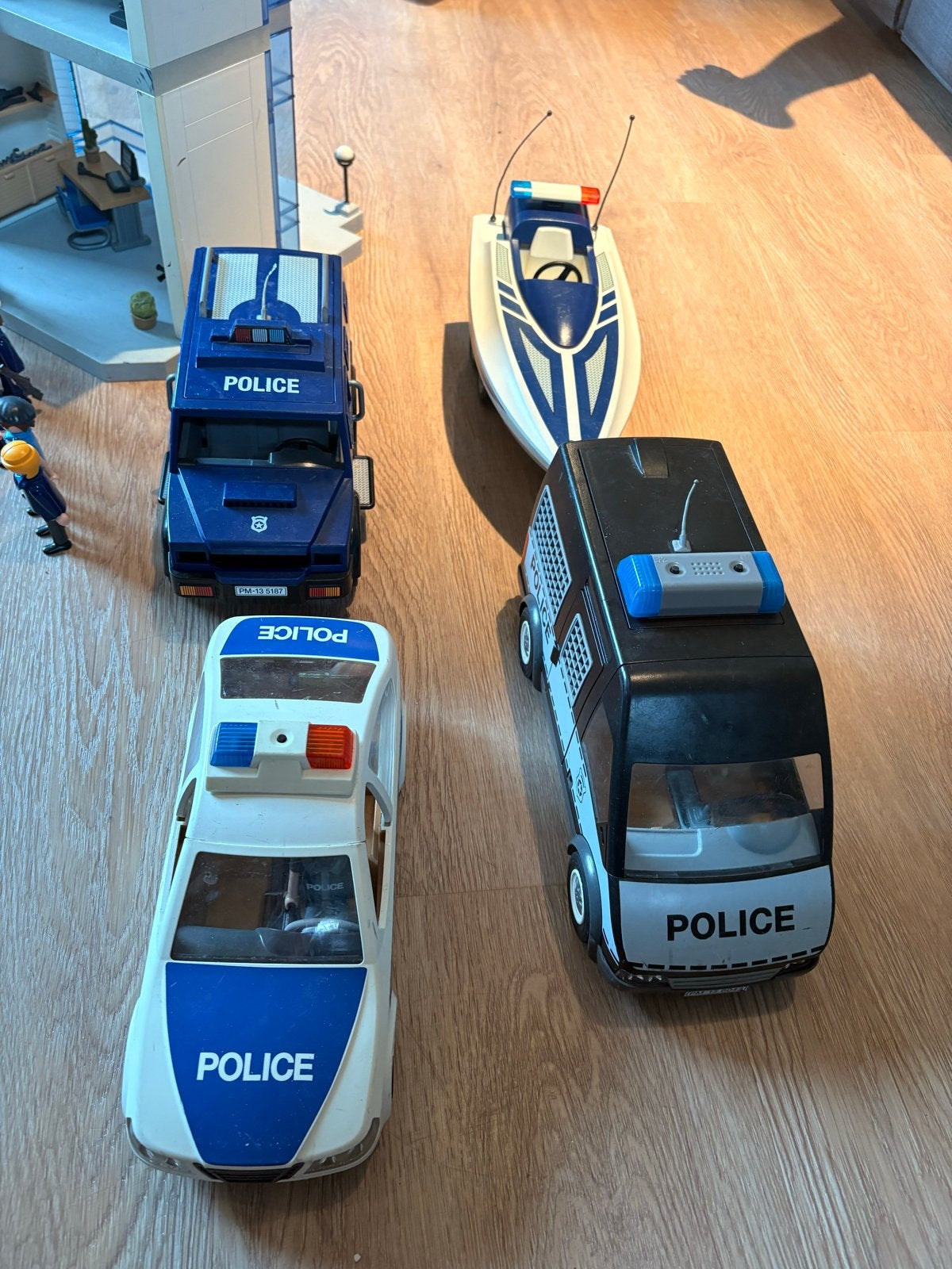Foto 9 van Grote Playmobil Politie Set: Bureau, Voertuigen & Figuren
