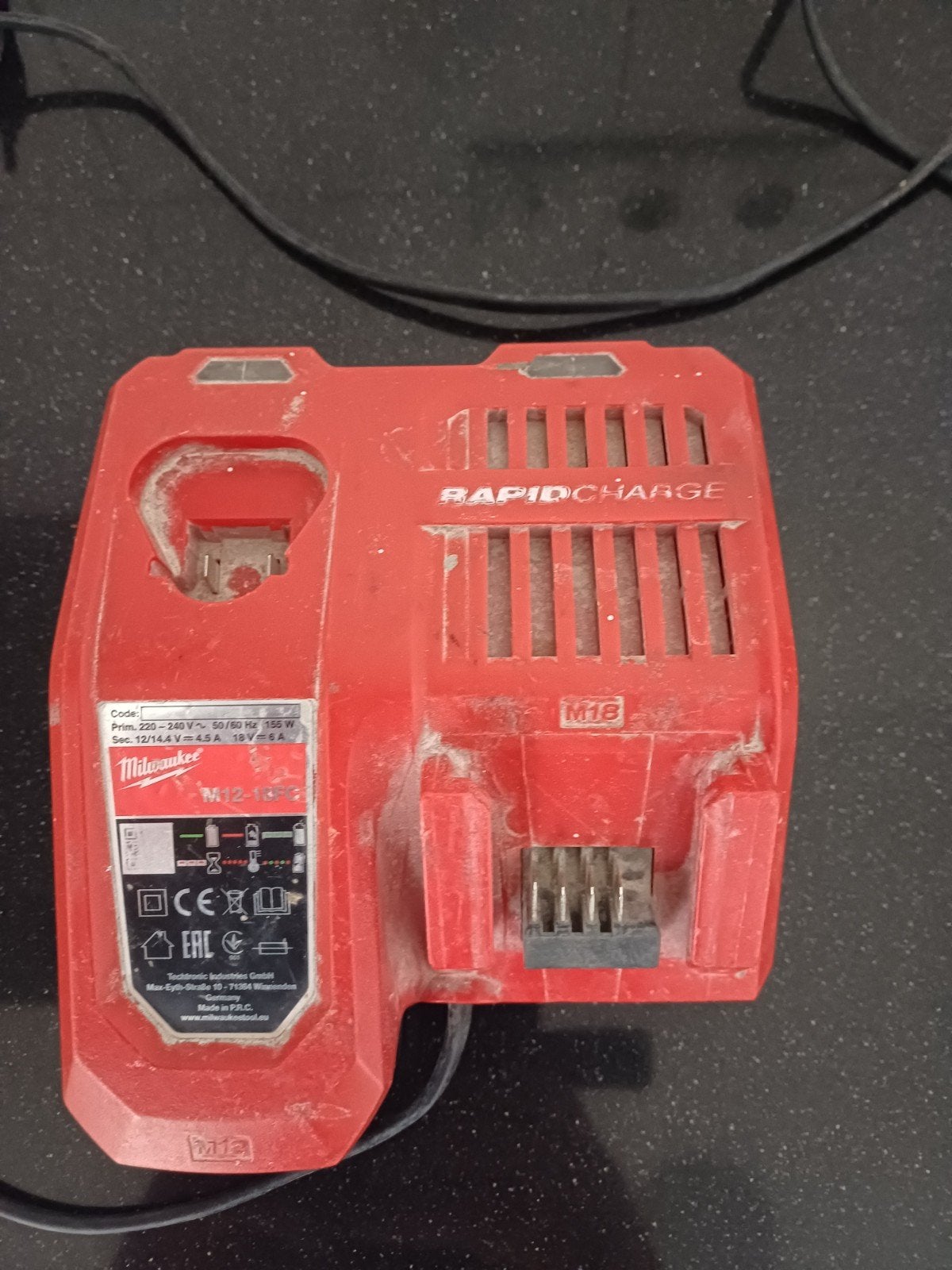 Milwaukee M18 Accu 2.0 Ah en Snellader, Ophalen of Verzenden, Gebruikt