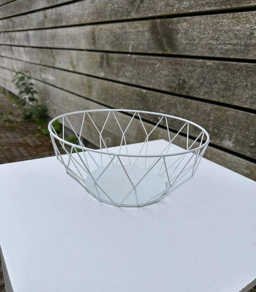 Witte metalen draadmand/schaal - Modern design, Huis en Inrichting, Woonaccessoires | Schalen en Manden, Ophalen, Overige materialen