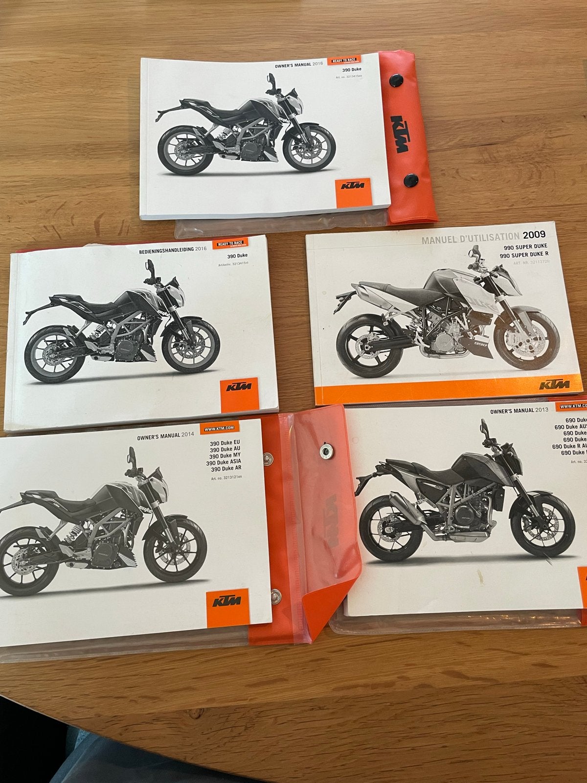 KTM Duke Handleidingen (2009-2016), Motoren, Handleidingen en Instructieboekjes, Overige merken, Ophalen of Verzenden