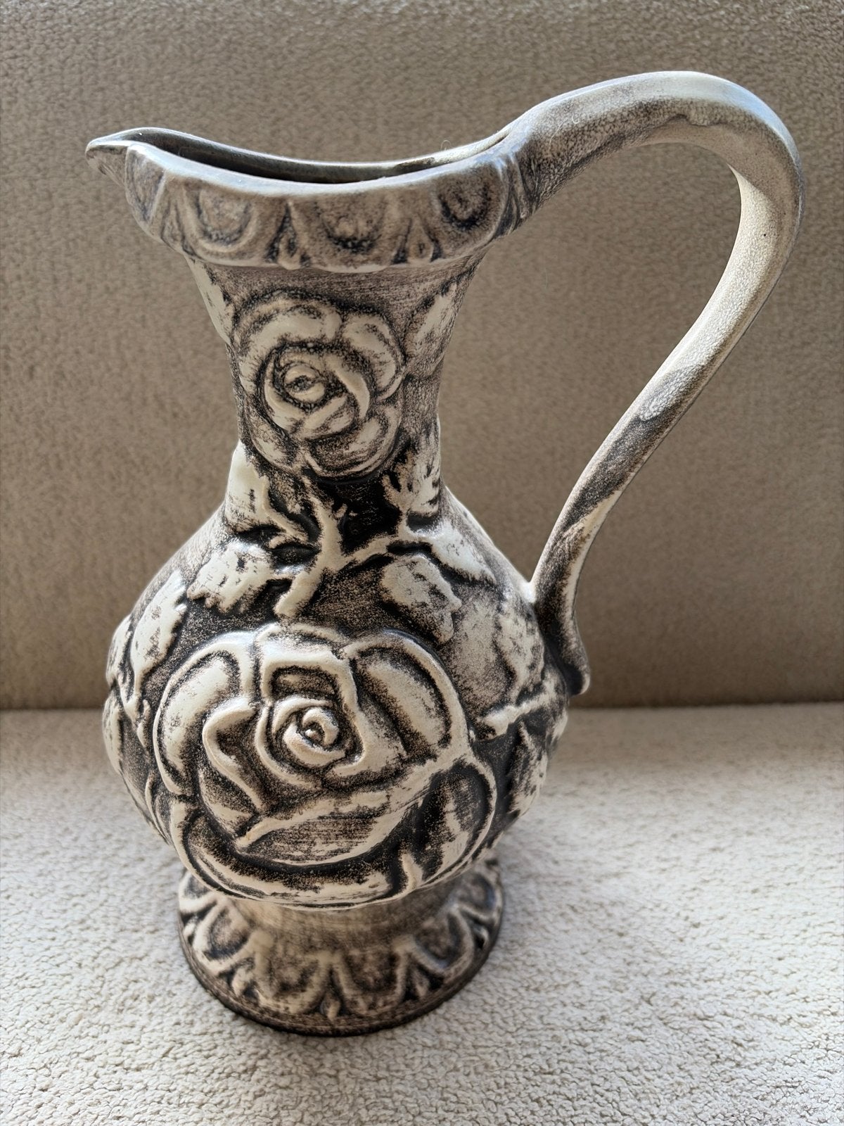 Vintage Keramieken Vaas met Rozenreliëf - Crème/Zwart, Antiek en Kunst, Verzenden