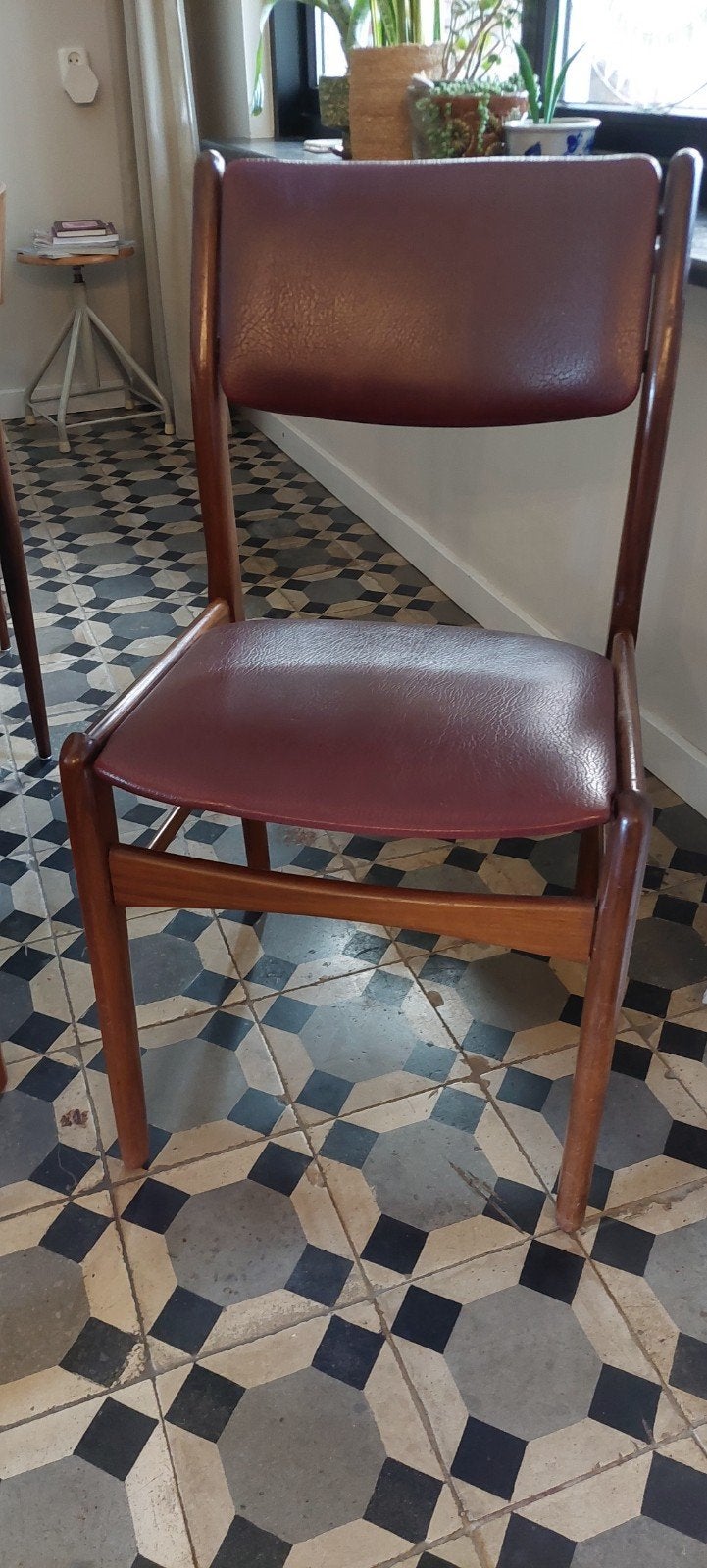 Vintage eetkamerstoelen met houten frame en kunstleer, Huis en Inrichting, Stoelen, Gebruikt, Twee, Bruin, Vintage, Retro