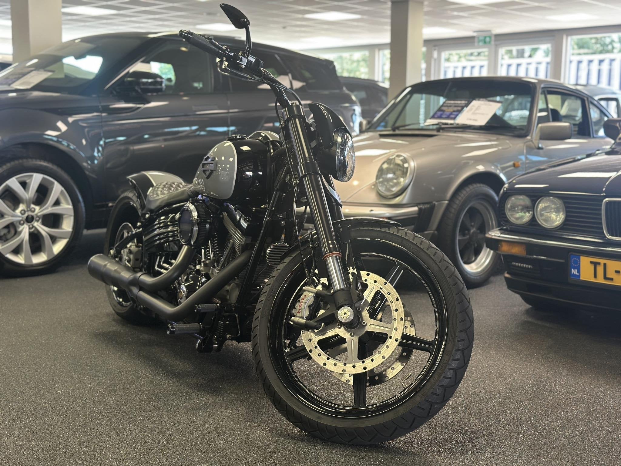 Harley Davidson 96 FXCW Softail Rocker Custom spuitwerk Vanc, Laan van Vredenoord 33
2289 DA  Rijswijk, NL, H-DCUSTOMERSERVICE@Harley-Davidson.com