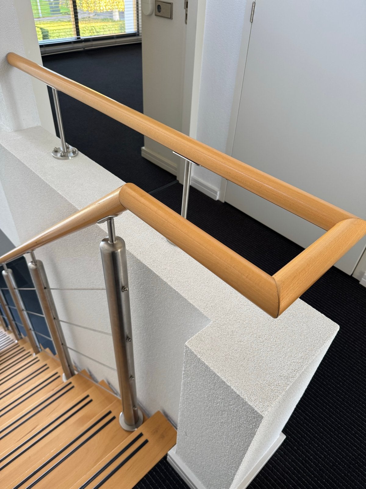 Moderne houten trapleuning met RVS balusters, Doe-het-zelf en Verbouw, Ophalen, Zo goed als nieuw