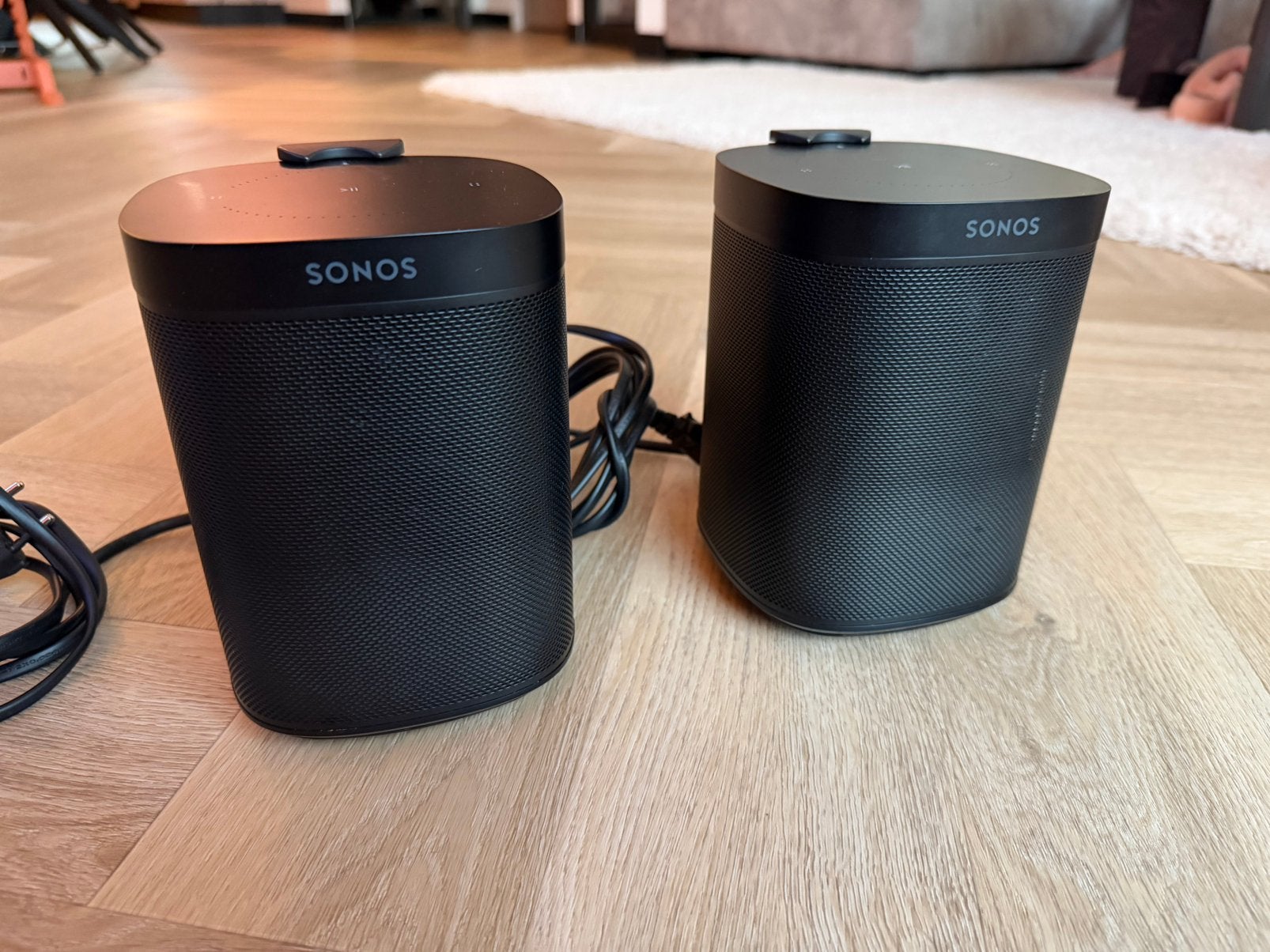 Sonos One (2 Stuks) + Ophangbeugels (Flexson twv €50), Ophalen of Verzenden, Zo goed als nieuw, Minder dan 60 watt, Sonos
