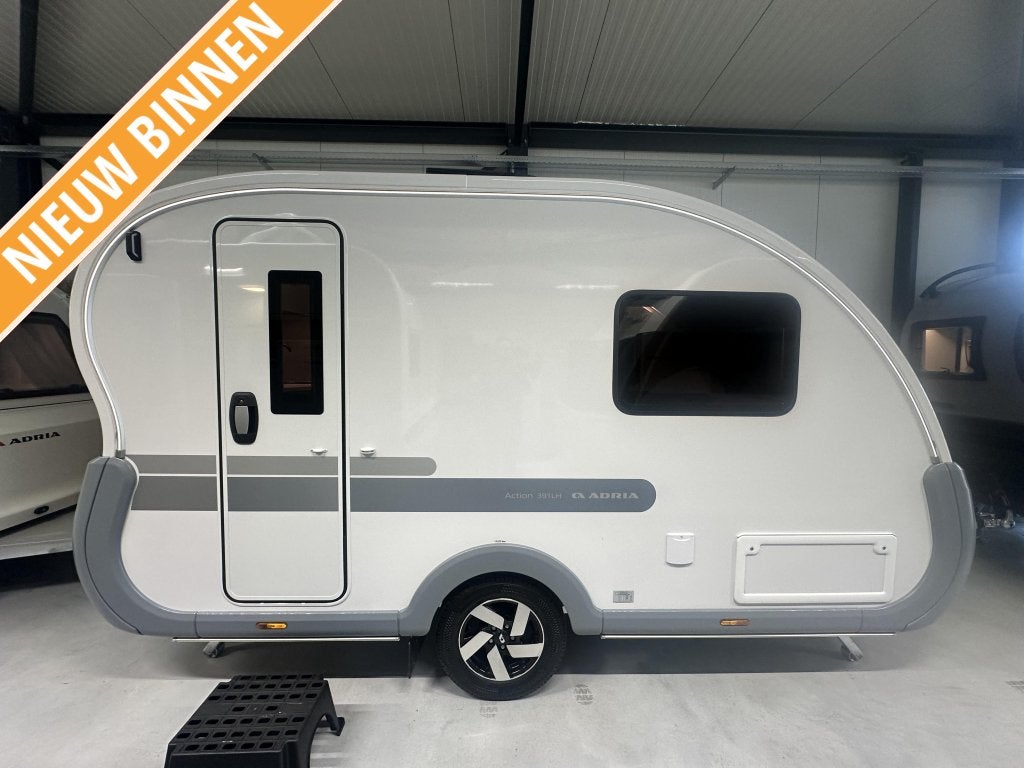 Adria Action 391 LH Nieuw | Actie Model 2026, Caravans en Kamperen, Caravans, Overige typen, Tot en met 2, Treinzit, Adria