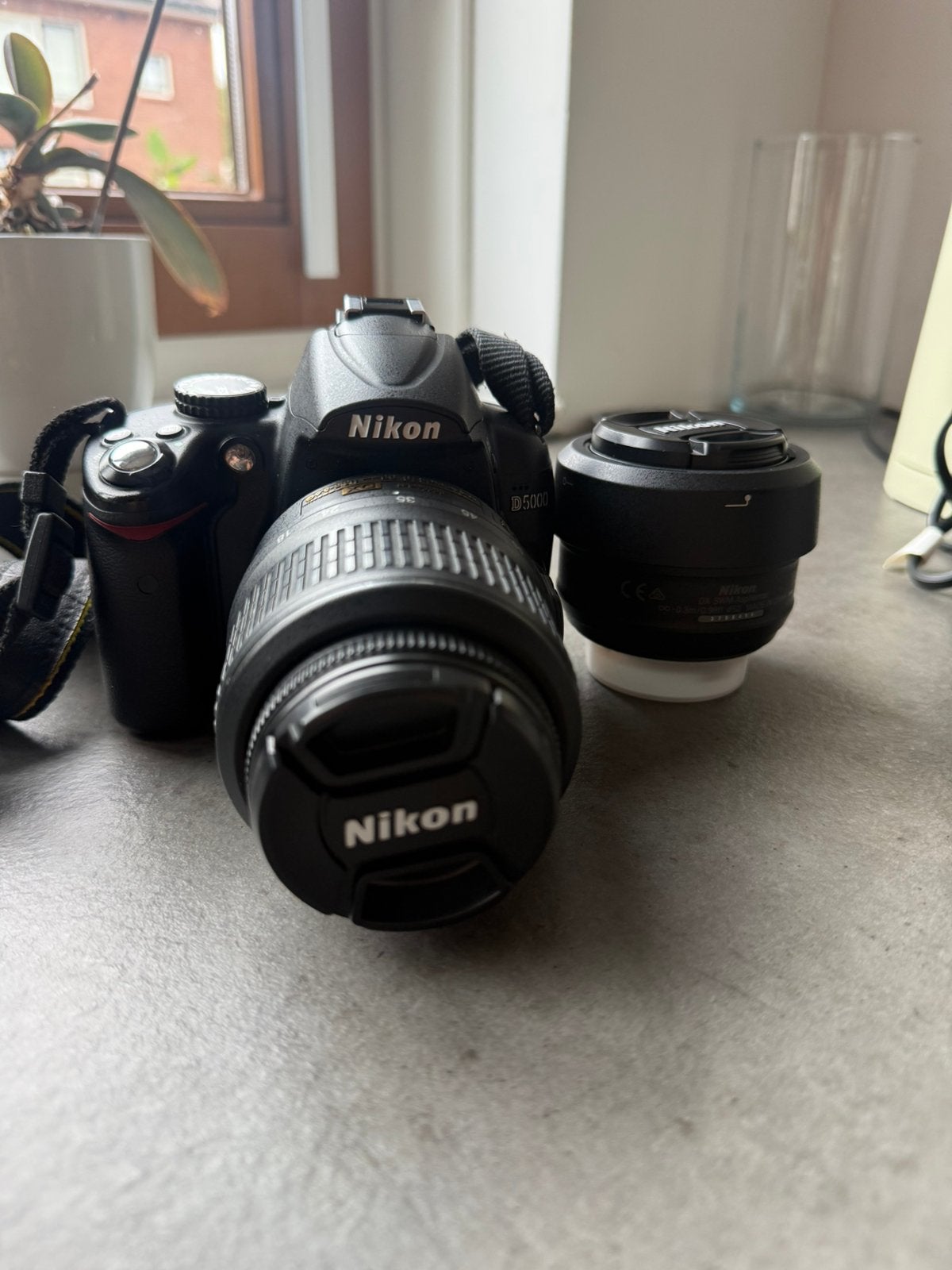 Nikon D5000 + 2 Lenzen (18-55mm & 35mm f/1.8G) – Goede Staat