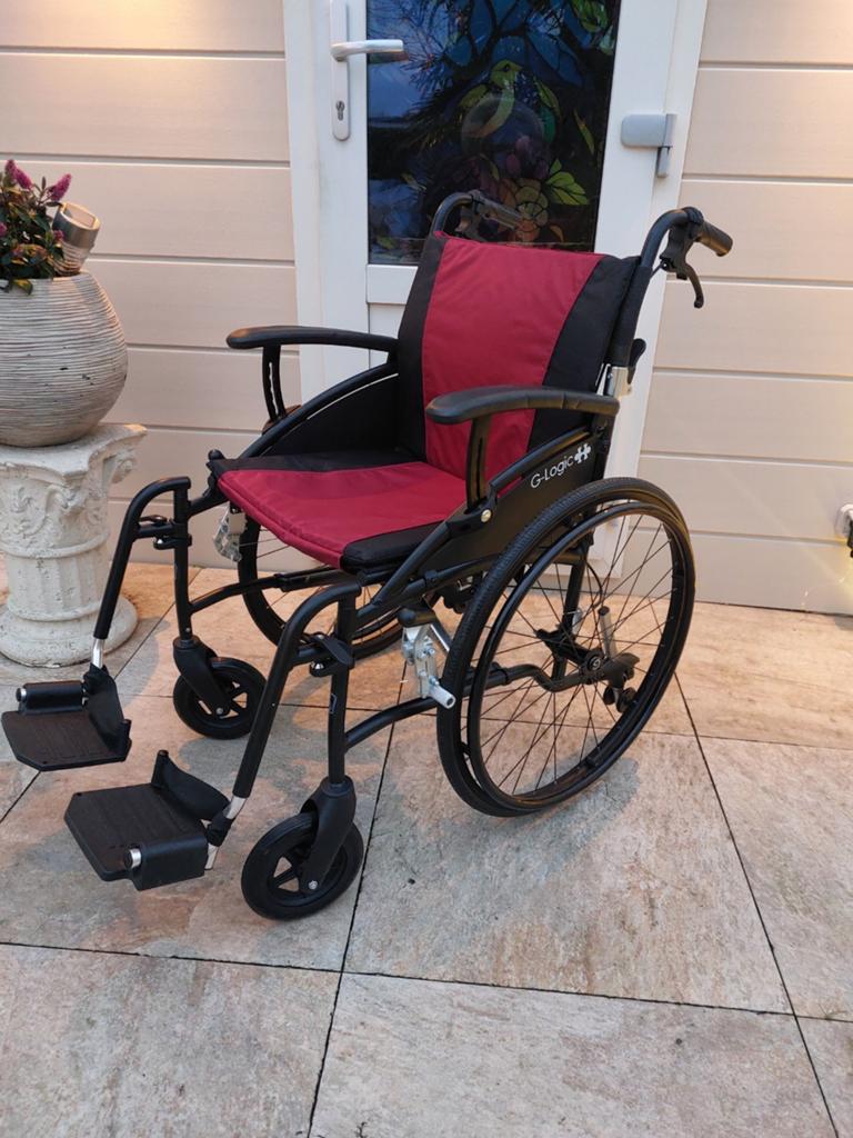 G logic  comfort  lichtgewicht nieuwstaat rolstoel, Diversen, Rolstoelen, Ophalen of Verzenden, Duwrolstoel