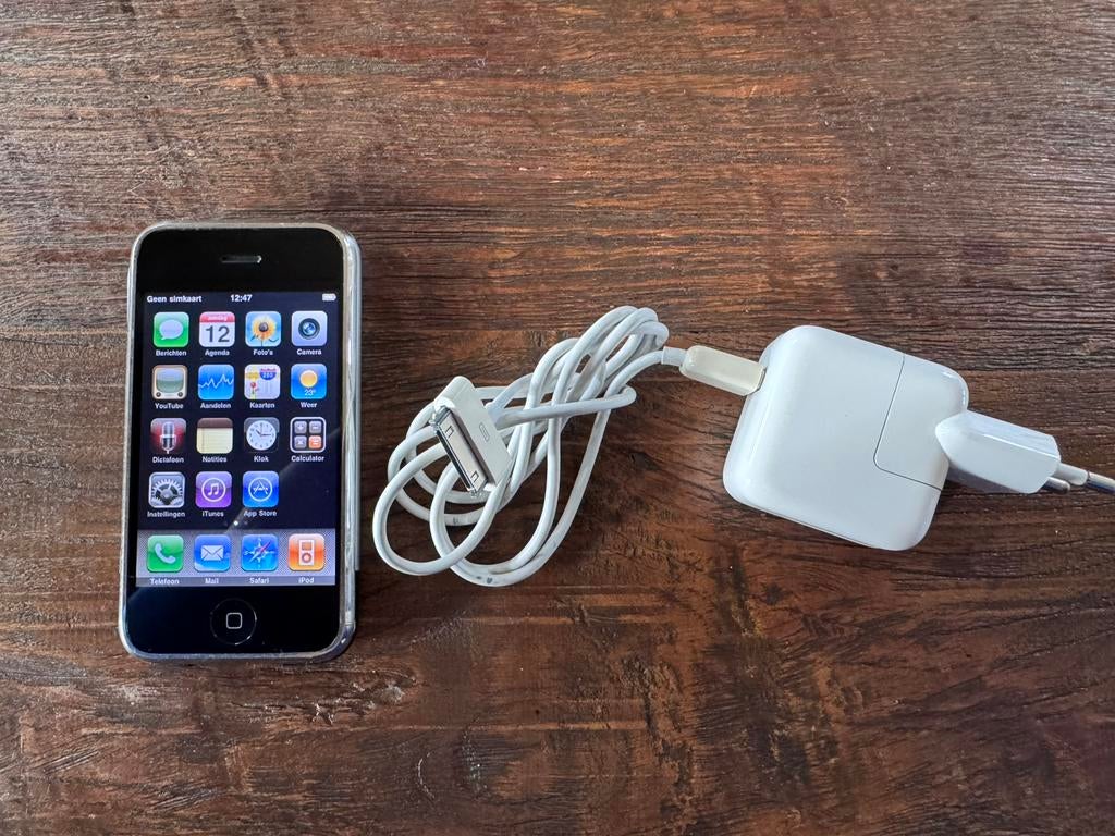 Eerste Apple iPhone 2G 8GB + originele lader in goede staat, Telecommunicatie, Mobiele telefoons | Apple iPhone, Zwart, Ophalen of Verzenden