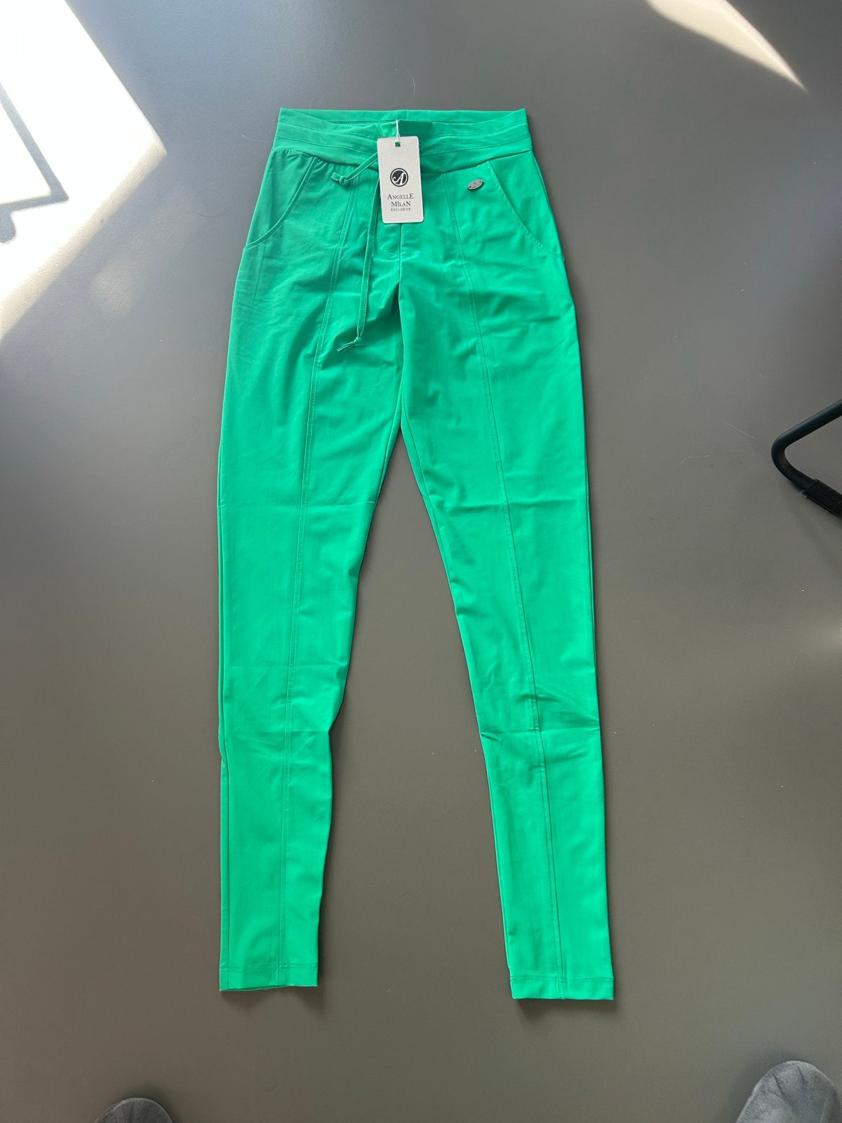 Angelle Milan Exclusive groene broek XS, Nieuw, Ophalen of Verzenden, Maat 34 (XS) of kleiner, Lang