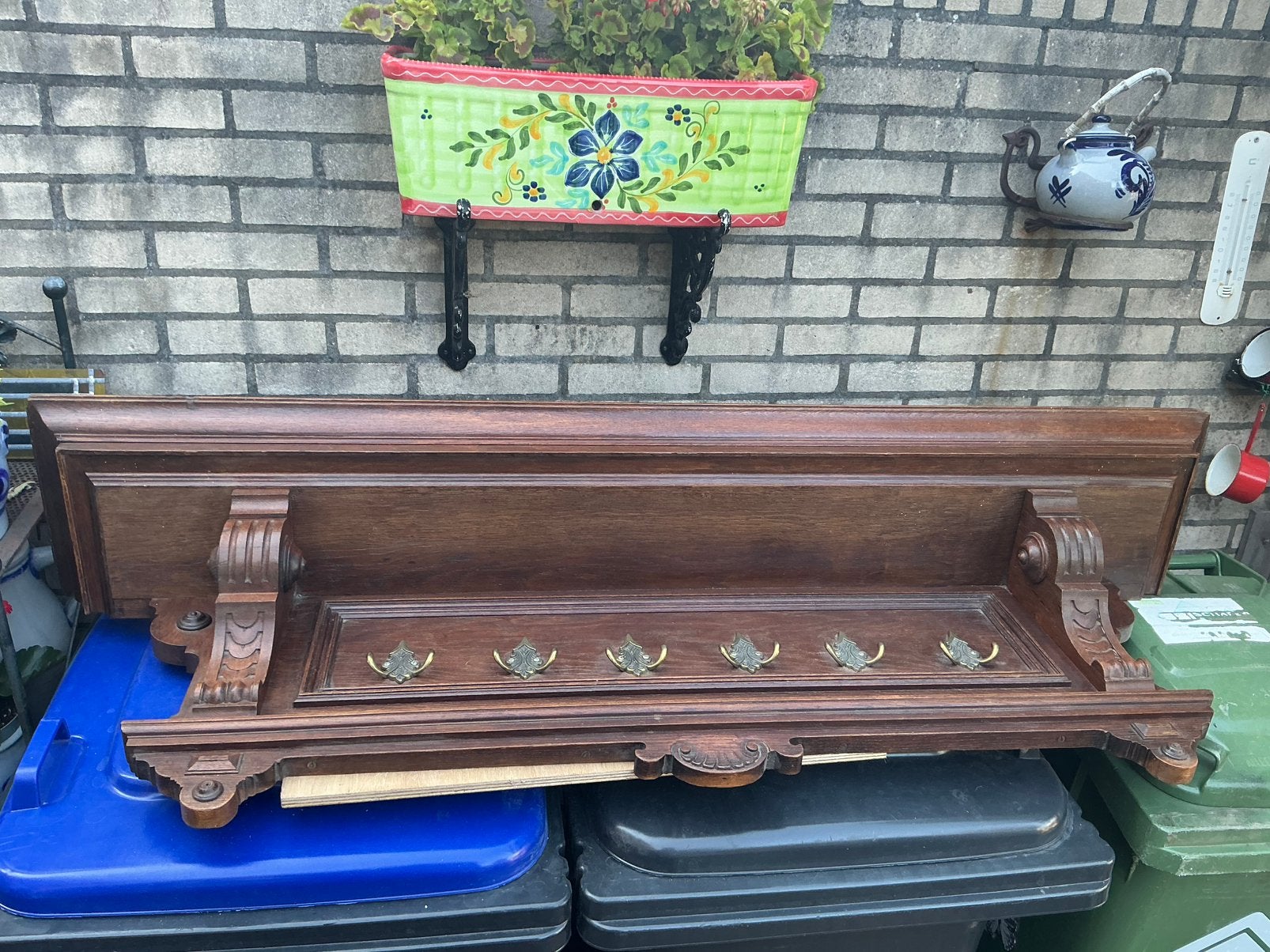 Groten houten kapstok, Ophalen