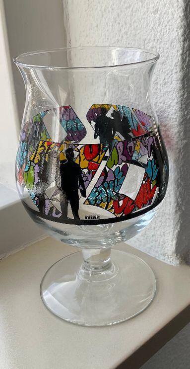 Duvel bierglas Amsterdamse streetartist FAKE 2021 art glas, Ophalen of Verzenden, Zo goed als nieuw, Glas of Glazen, Duvel