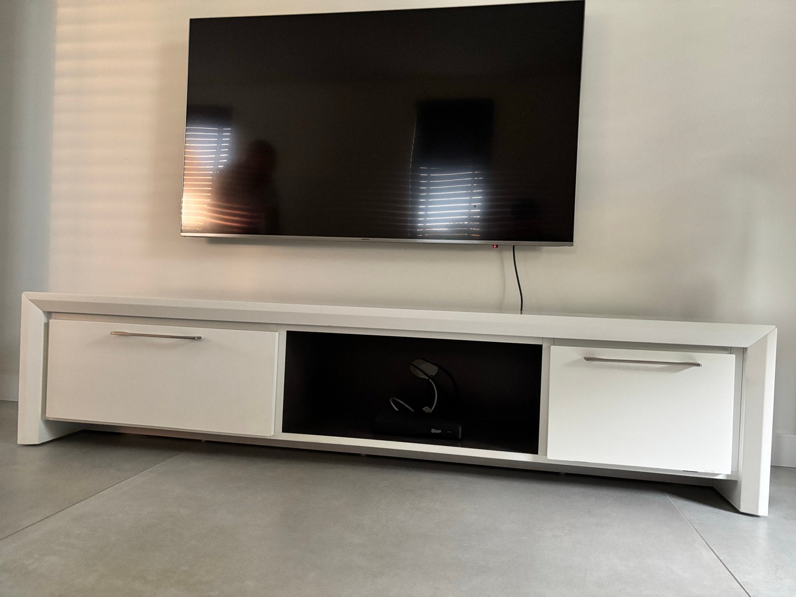 Modern wit tv-meubel met opbergruimte, Ophalen, 150 tot 200 cm, Zo goed als nieuw, Minder dan 100 cm