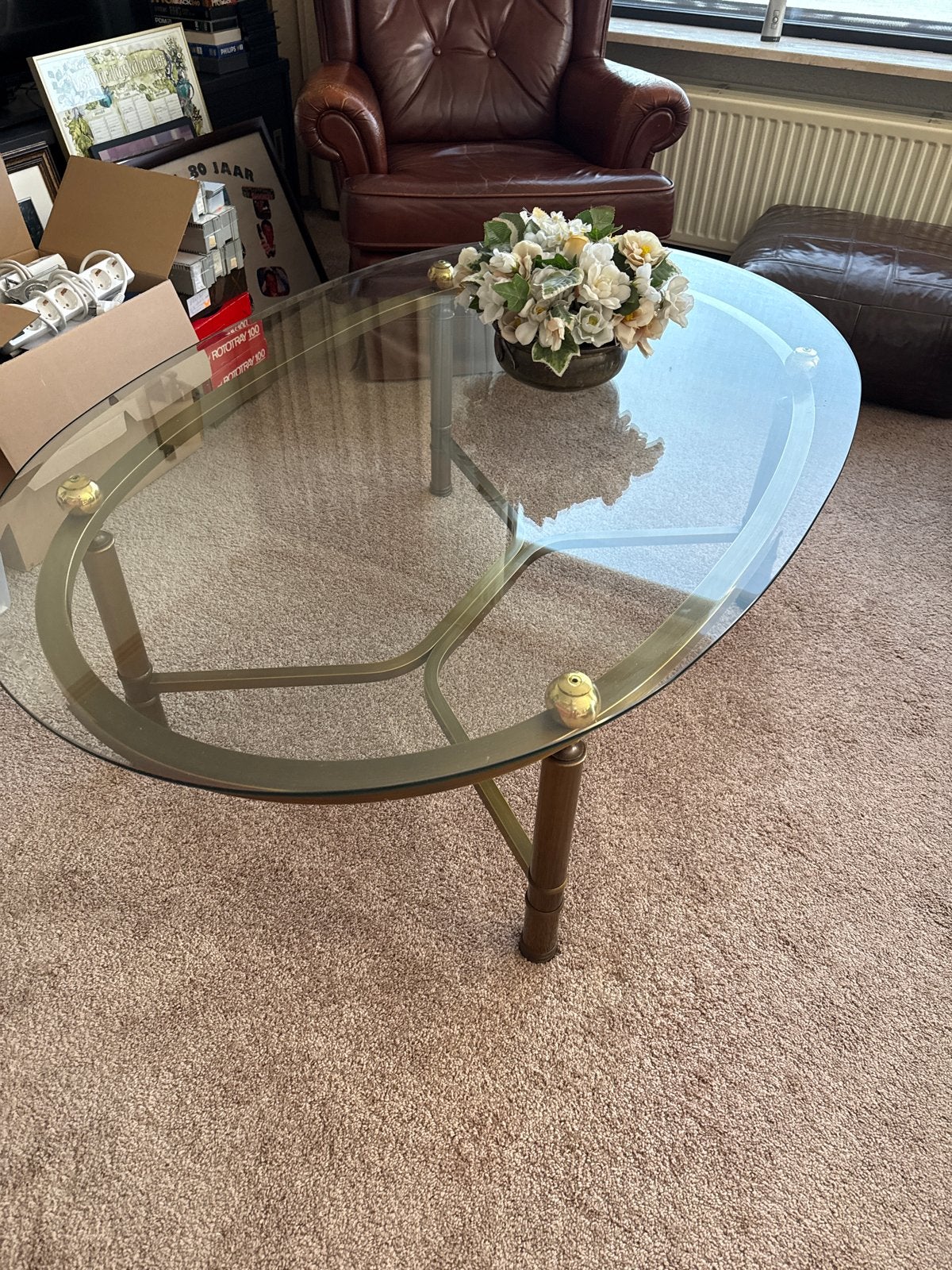 Ovale salontafel van messing met glazen blad, Huis en Inrichting, Tafels | Salontafels, Ophalen, Gebruikt, 100 tot 150 cm, 50 tot 100 cm