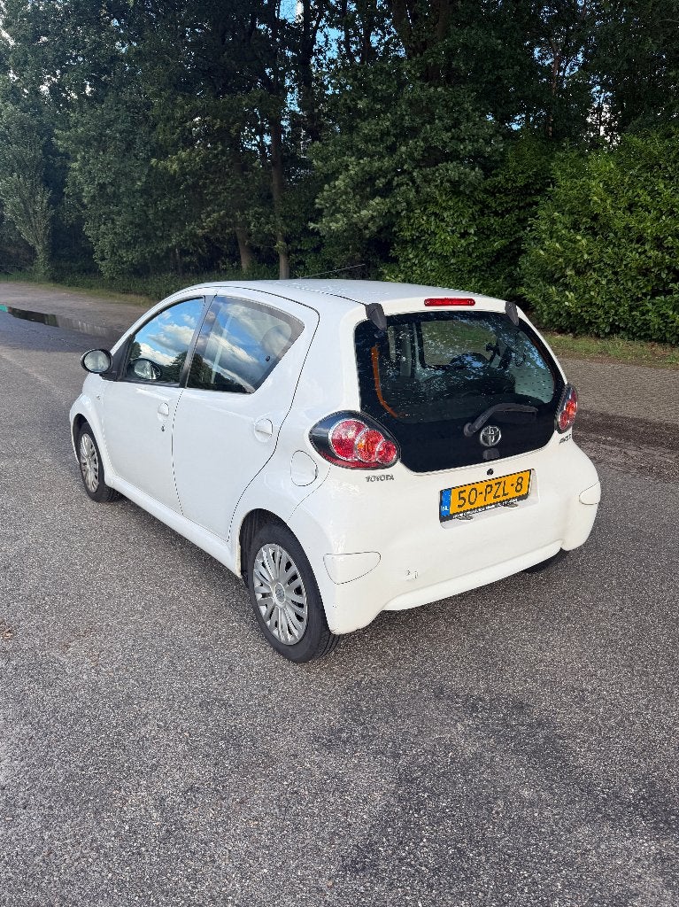 Toyota Aygo 1.0 12V Vvt-i 5DRS 2011 Wit / zeer zuinig, Auto's, Toyota, Voorwielaandrijving, Euro 5, Stof, 4 stoelen