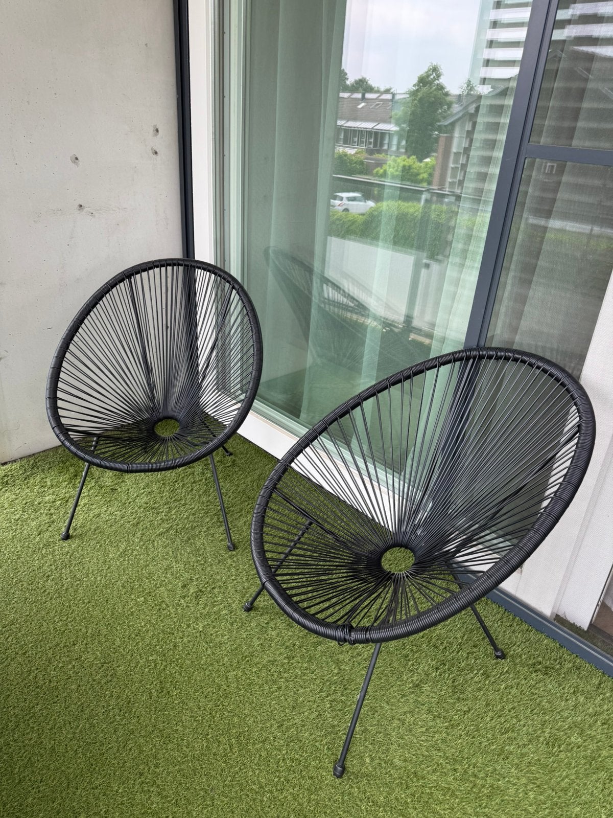 2 zwarte kuipstoelen, Ophalen, Zo goed als nieuw, Kunststof