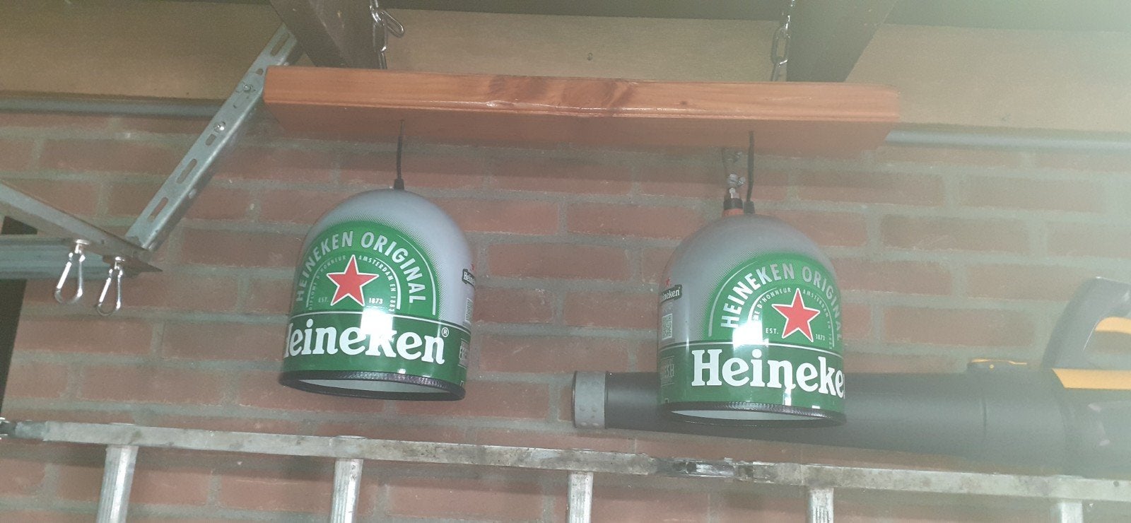 Unieke Heineken lampen aan houten balkje, Gebruikt, Overige fittingen, Ophalen of Verzenden, Industrieel, Bar, Heineken