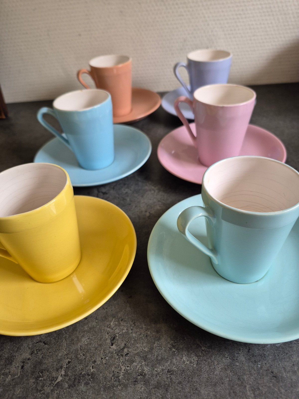 Kop en schotels retro pastelkleur decoratief, Ophalen of Verzenden, Huis en Inrichting