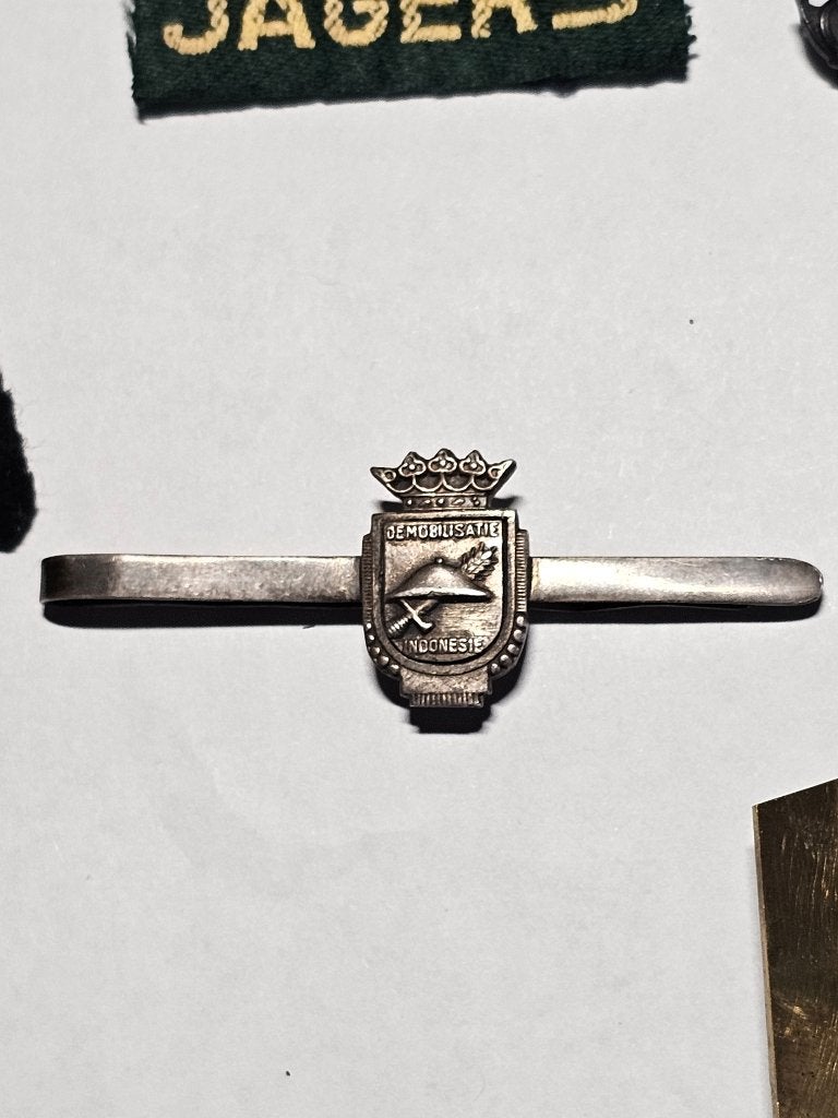 KNIL, DEMOBILISATIE DAS SCHUIFSPELD, Verzamelen, Ophalen of Verzenden, Landmacht, Nederland, Embleem of Badge