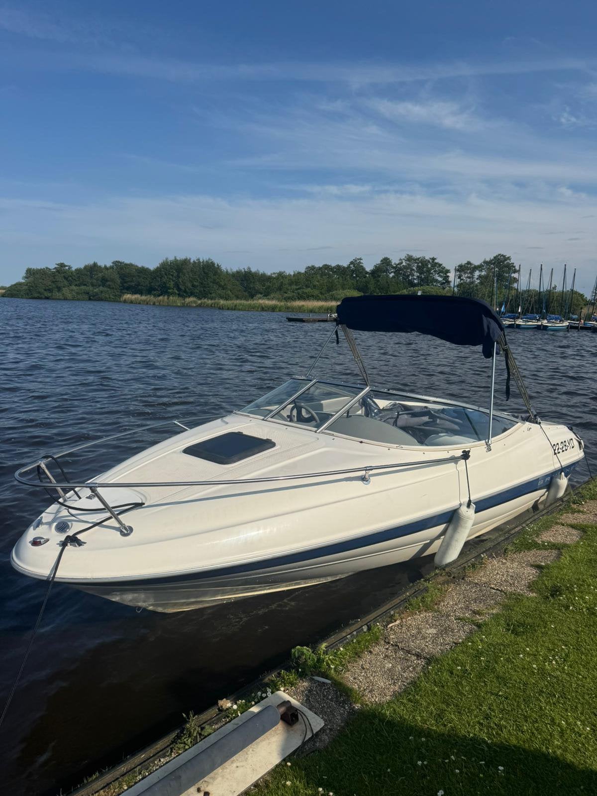 Bayliner Capri en trailer, Watersport en Boten, Motorboten en Motorjachten, Overige merken, Gebruikt, Afdekzeil, Kajuitboot