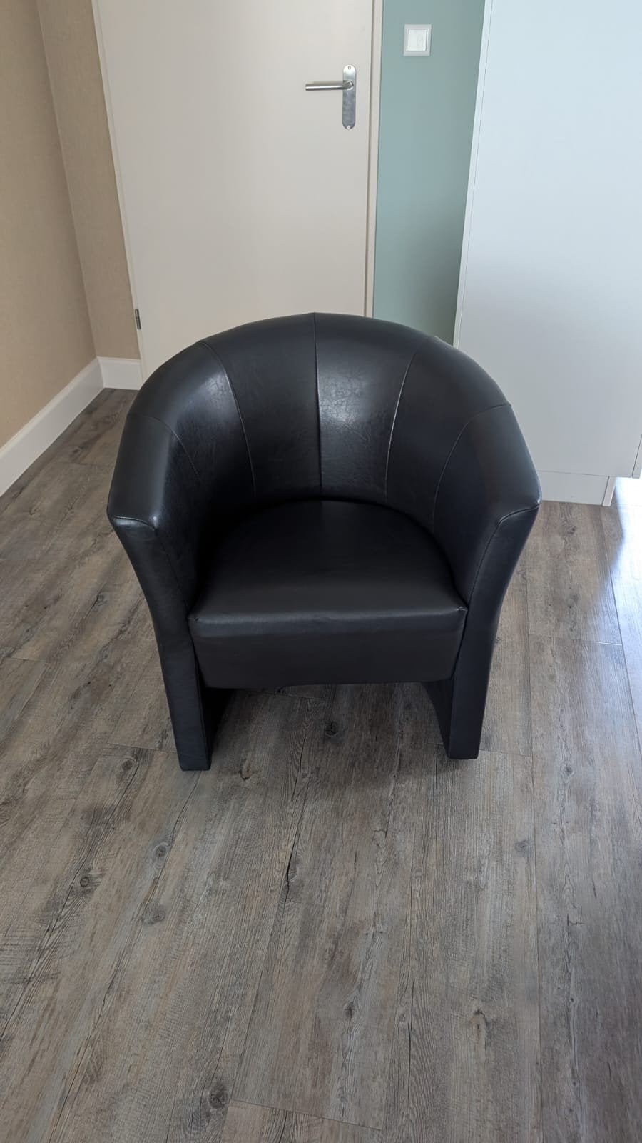 Zwarte kuipstoel - Comfortabel en stijlvol, Huis en Inrichting, Stoelen, Gebruikt, Eén, Leer, Zwart, Ophalen