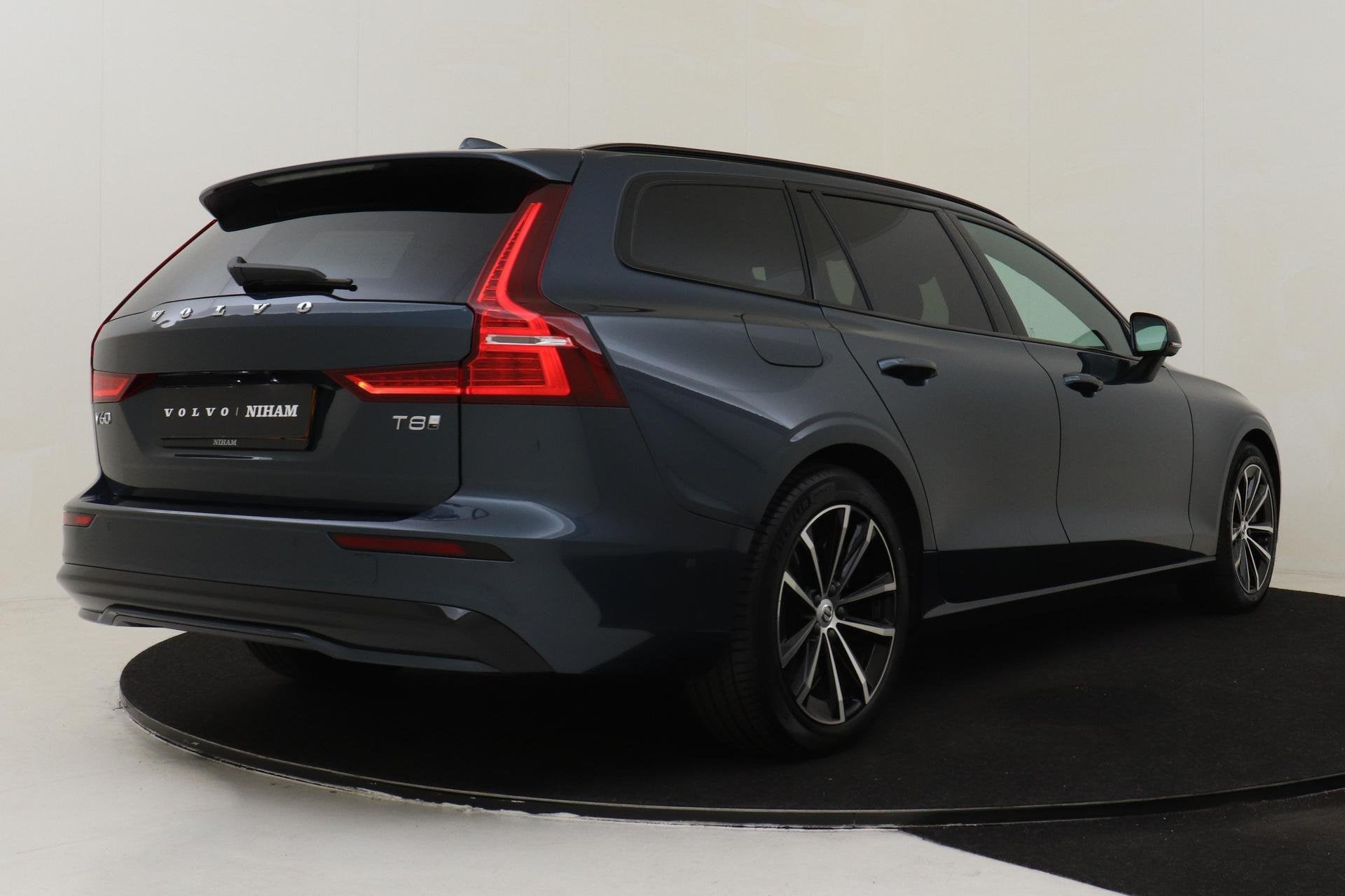 Volvo V60 T8 PLUG-IN HYBRID AWD PLUS DARK -PANO.DAK|HARMAN/K, Auto's, Automaat, 12 maanden, Stof, Gebruikt