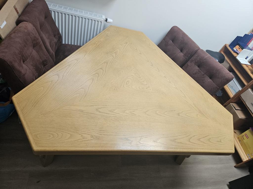 Eettafel, driehoekig, gratis af te halen in Huissen, Huis en Inrichting, Tafels | Eettafels, Ophalen, Gebruikt, 100 tot 150 cm