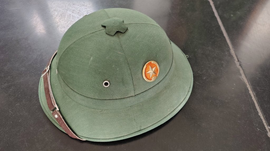 Tropenhelm Noord Vietnam, Verzamelen, Ophalen of Verzenden, Landmacht, Nederland, Embleem of Badge
