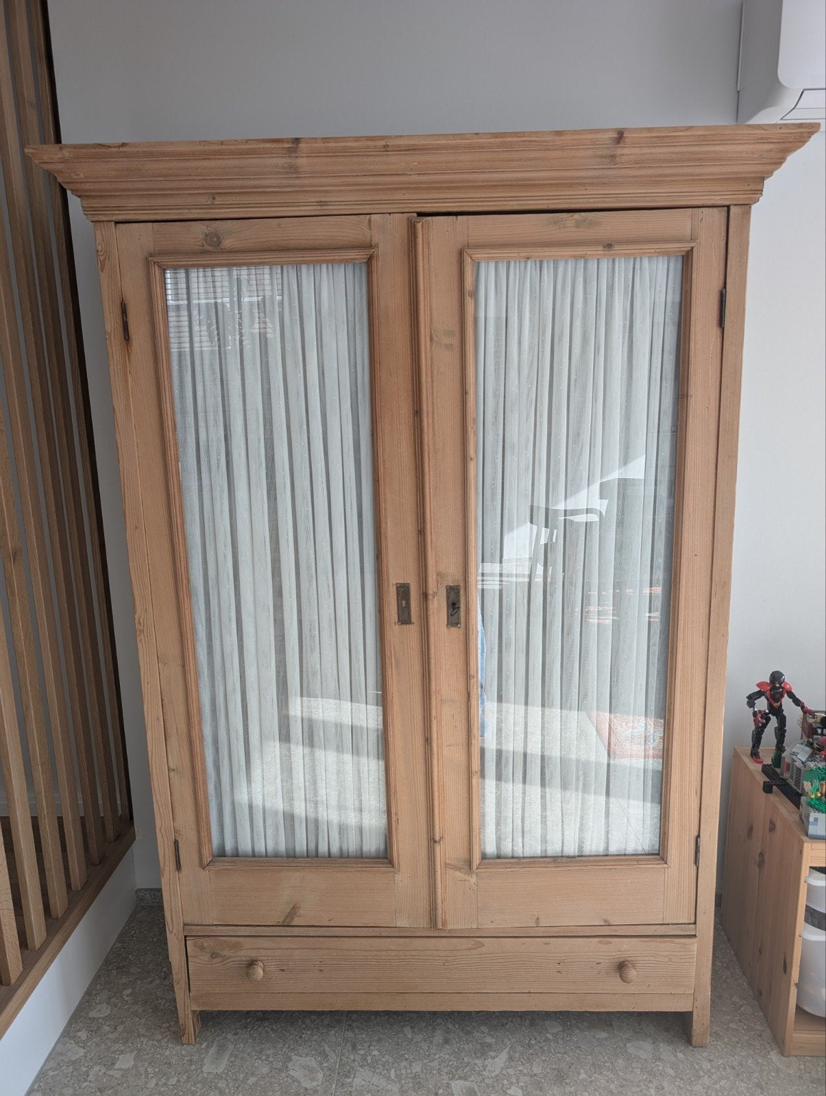 Vintage houten kast met glazen deuren en lade, Ophalen