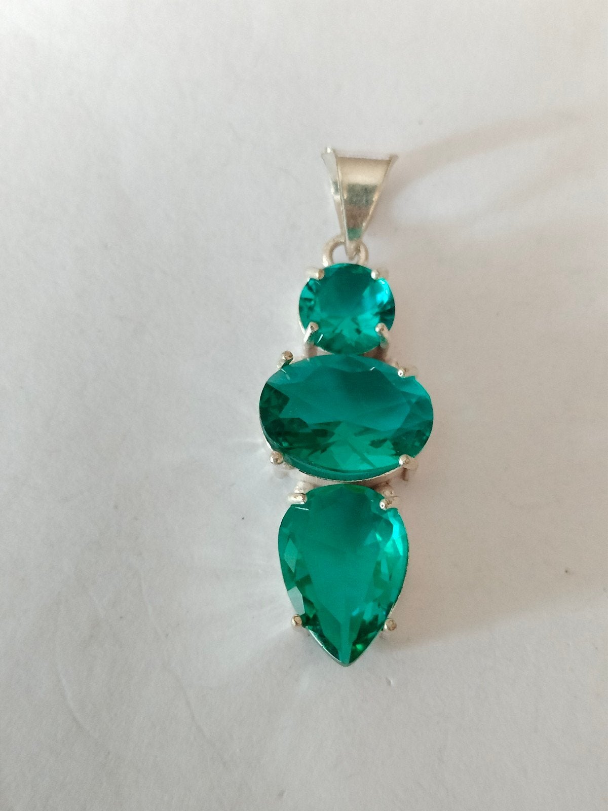 Zilveren hanger met groene quartz, Overige voorstellingen, Verzenden, Nieuw, Met edelsteen