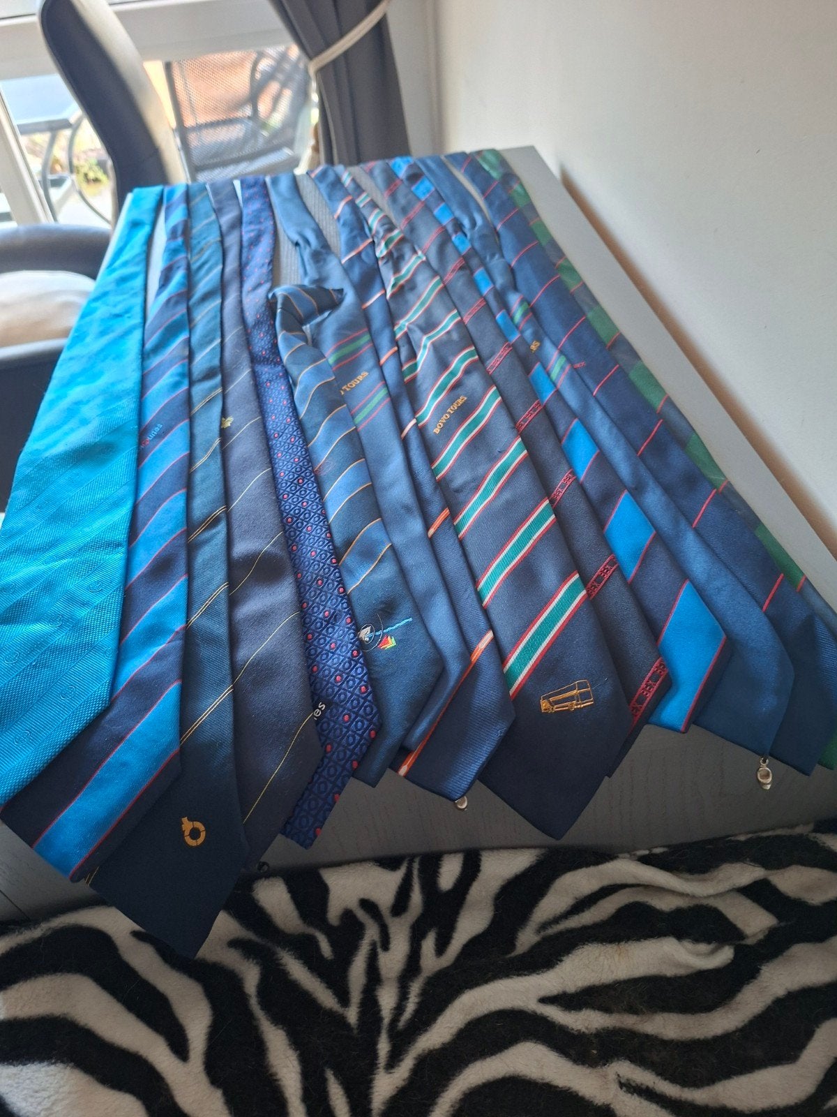 14 gebruikte stropdassen met logo touringcarbedrijven, Ophalen, Gedragen, Blauw, Met patroon