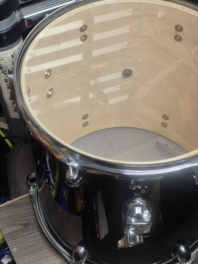Zwarte drumset met standaard
