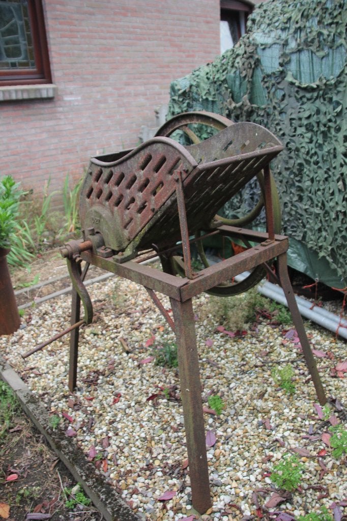 Oude bietenmolen.  tuindecoratie, Ophalen, Gebruikt