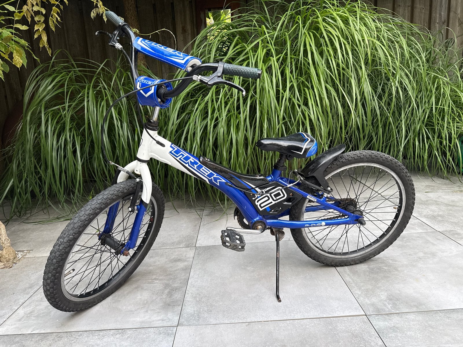 Trek Jet 20 kinderfiets - Blauw/Wit - 20 inch, Fietsen en Brommers, Fietsen | Kinderfietsjes, Ophalen, Gebruikt, Velgrem, 20 inch of meer