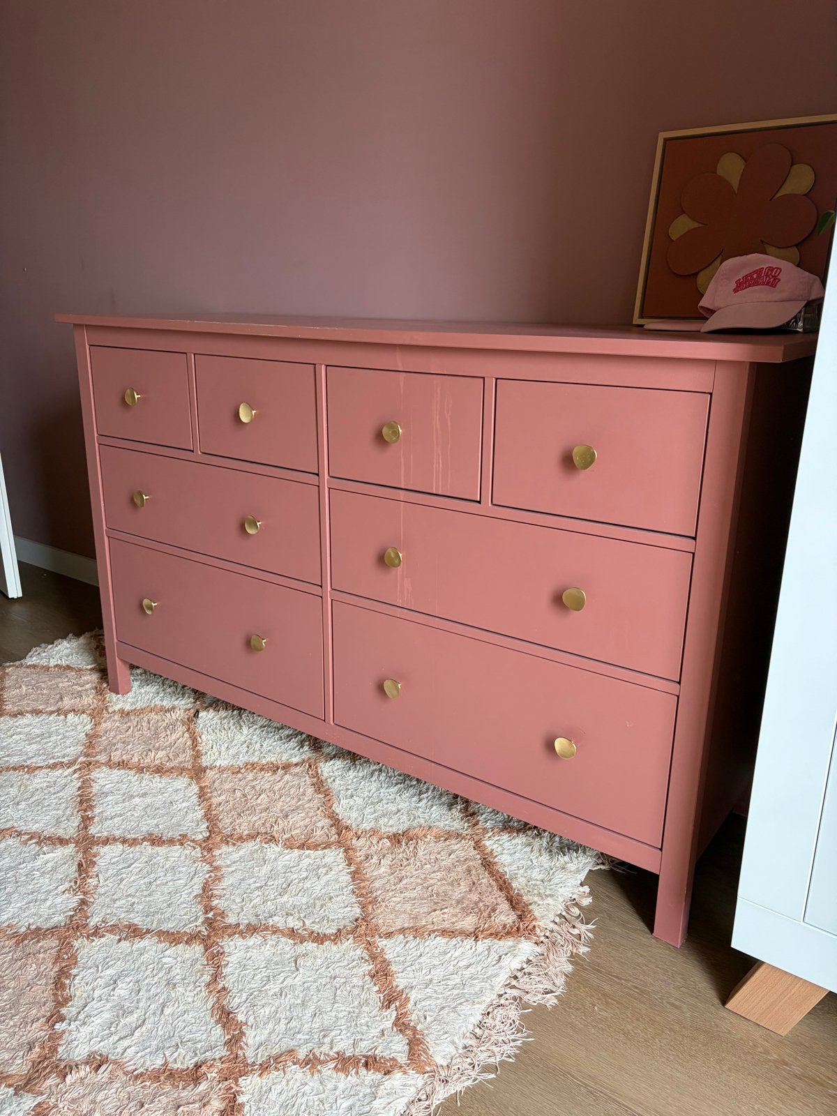 Roze ladekast met 8 lades en gouden knoppen. Incl. Pot verf, Ophalen, Gebruikt, 5 laden of meer, 150 tot 200 cm
