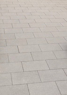 Gezocht!!: 20x30 tuintegels grijs/zandkleur (ca. 35m²), Doe-het-zelf en Verbouw, Ophalen, Gebruikt, Keramiek, 20 tot 40 cm