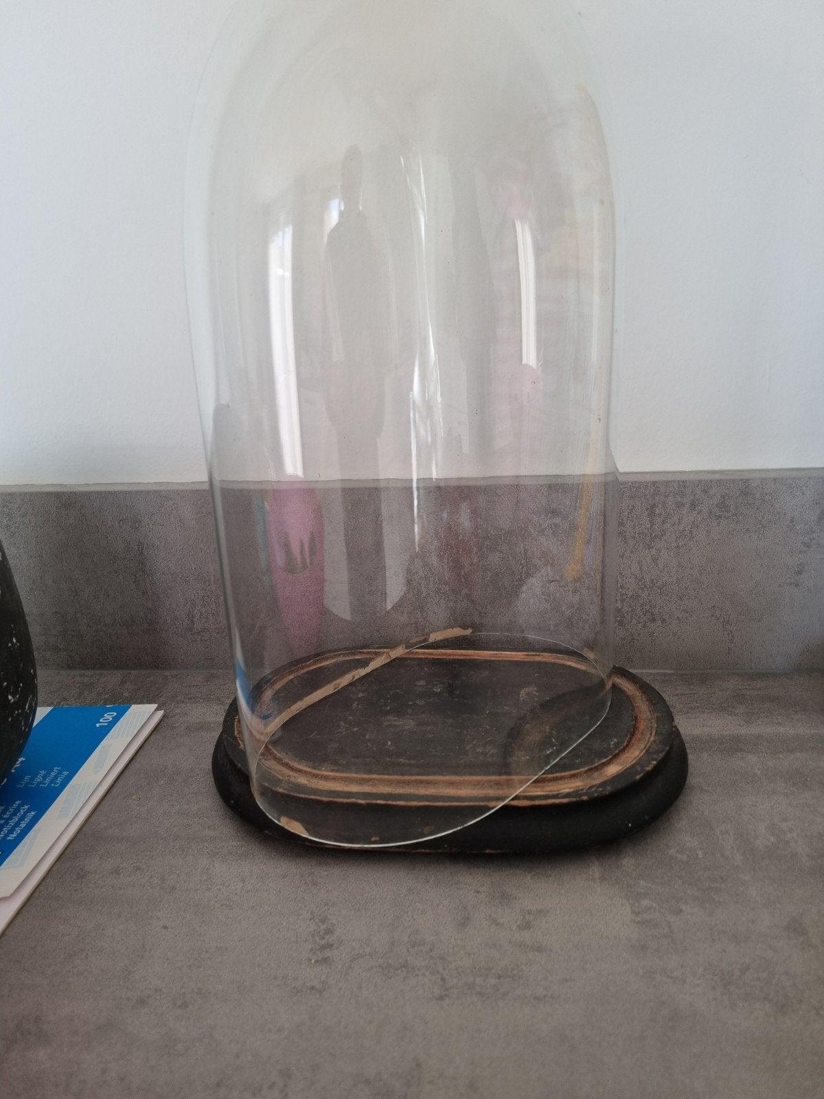 Antieke glazen stolp met houten voet, Ophalen of Verzenden