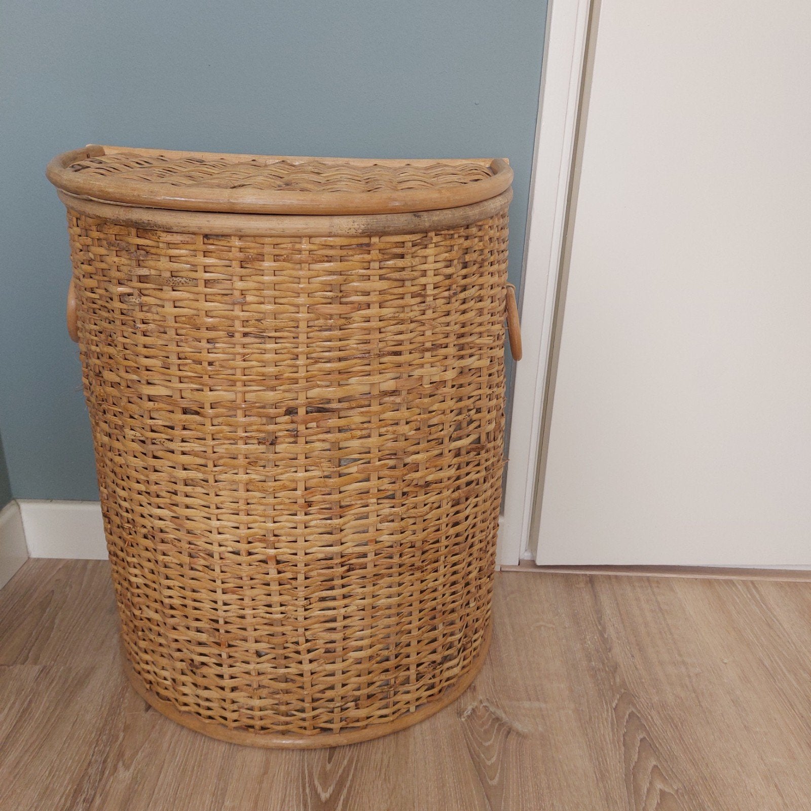 Vintage rotan wasmand met deksel, Huis en Inrichting, Vintage, Gebruikt, Ophalen of Verzenden, Natuurlijk materiaal
