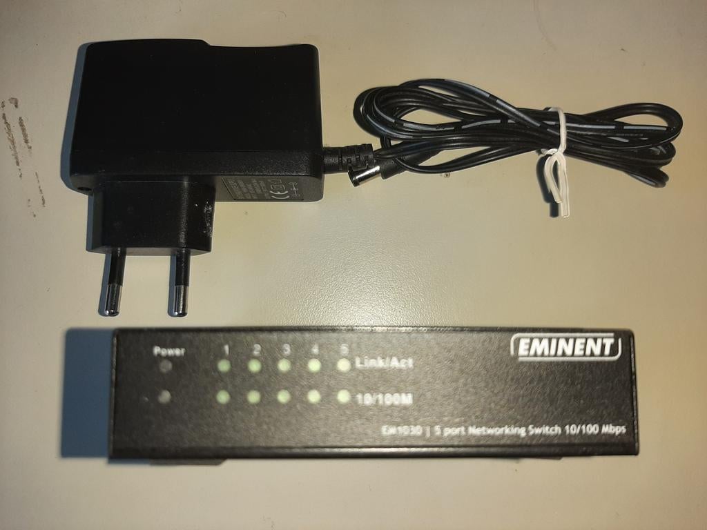 Eminent EM1030 5-poorts netwerk switch 10/100 Mbps met voedi, Ophalen of Verzenden
