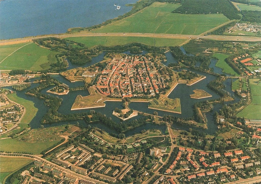 Vestingstad Naarden in vogelvlucht, Verzamelen, Ansichtkaarten | Nederland, Ophalen of Verzenden, 1980 tot heden, Ongelopen, Noord-Holland