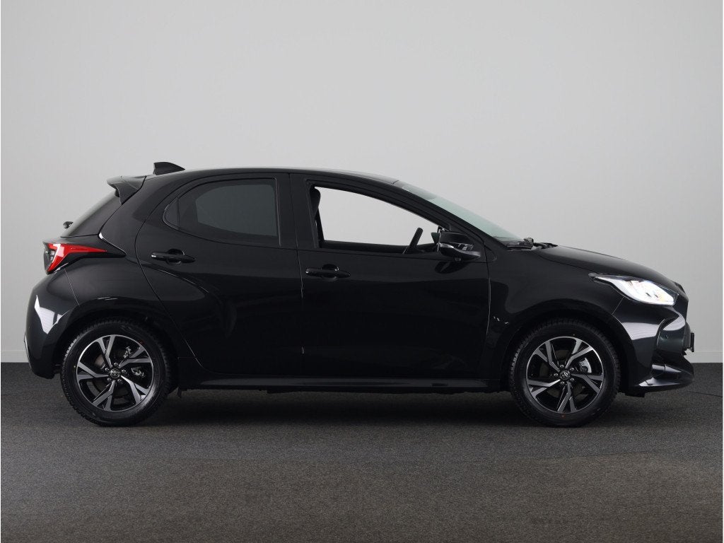 Toyota Yaris 1.5 Hybrid 115 Dynamic *Demo* (bj 2025), 12 maanden, Zwart, 1490 cc, Grijs