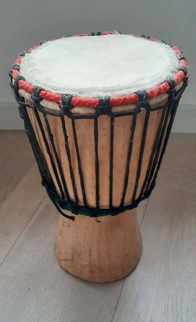 Handgemaakte houten djembe drum - Afrika, Muziek en Instrumenten, Ophalen of Verzenden, Gebruikt, Trommel