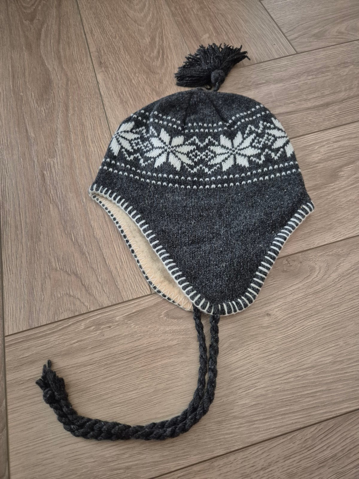 Warme wintermuts met Noorse print en kwastje, Maat 38/40 (M), Ophalen of Verzenden, Muts, Onbekend