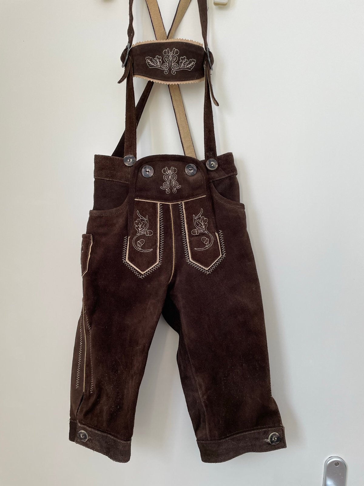 Lederhosen maat 128 - Bruin met borduursel, Ophalen of Verzenden, Gebruikt, Jongen, Broek