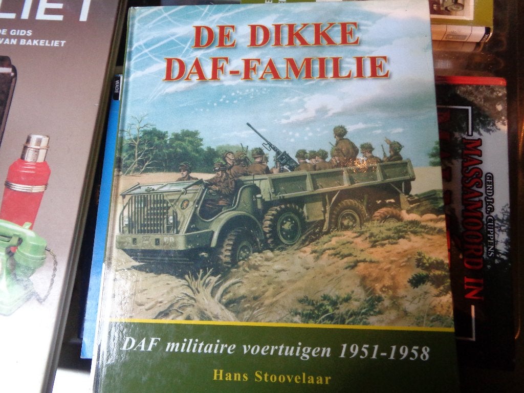 Dikke DAF Familie., Ophalen of Verzenden, Landmacht, Nederland, Boek of Tijdschrift